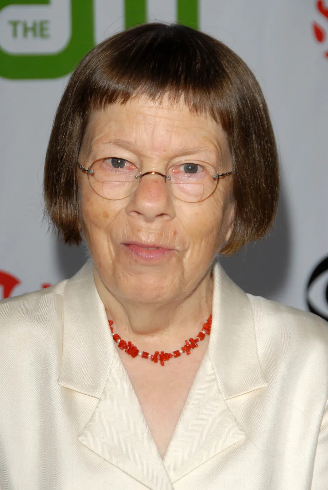 Linda Hunt Josh Duhamel 2016