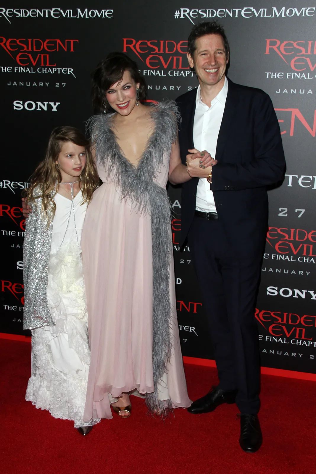 The Cast Of Resident Evil The Final Chapter Looked Gothic Glam At The La Premiere