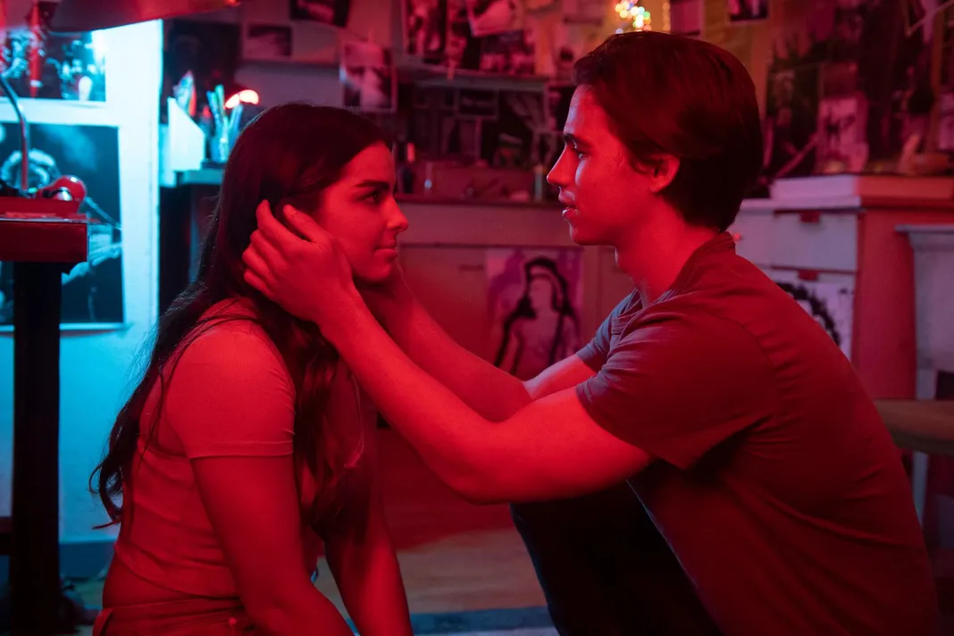 HE’S ALL THAT (L to R) ADDISON RAE as PADGETT SAWYER and TANNER BUCHANAN as CAMERON KWELLER in HE’S ALL THAT. Cr. KEVIN ESTRADA/NETFLIX © 2021