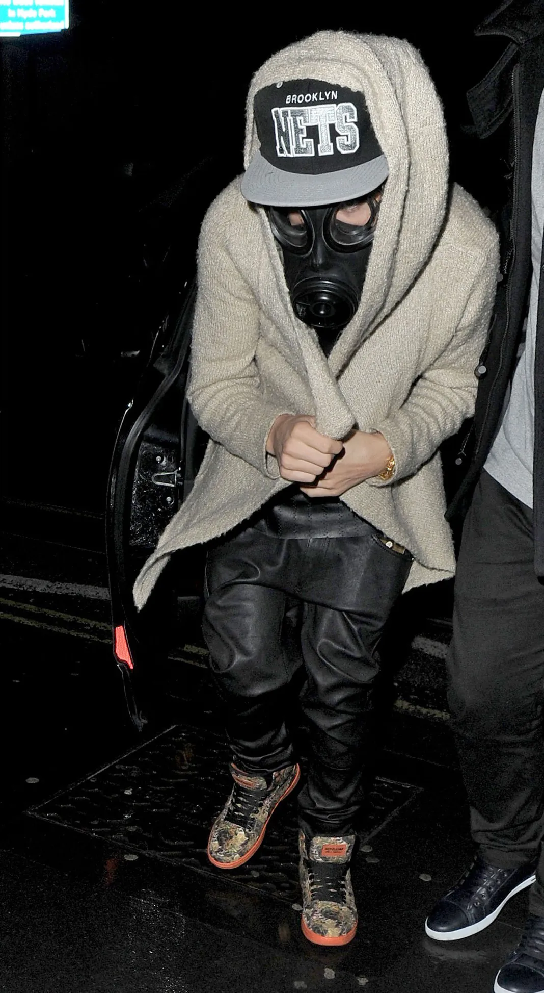 8 Celebrities Hiding From Paparazzi